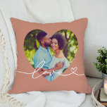 Almofada Amor em Foto em Formato Personalizado de Coração d<br><div class="desc">O design de travesseiro decorativo personalizado moderno e na moda apresenta uma foto favorita em uma grande forma cardíaca com um design de camada branca mínima de tipografia "Love" que inclui detalhes florescentes e cardíacos. A cor de fundo laranja de argila mudada pode ser modificada. Uma ideia de presente única...</div>