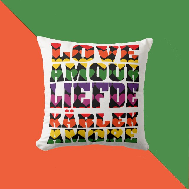 Almofada Amor em línguas diferentes Coração Arco-Íris Escur (A throw pillow that says love in English, French, Dutch, Swedish and Italian with rainbow hearts.)