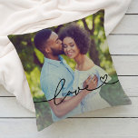 Almofada Amor em Script Preto com Foto Personalizada do Cor<br><div class="desc">Design personalizado de travesseiro decorativo moderno e na moda apresenta uma foto favorita com um design de camada preta de tipografia "Love" que inclui detalhes florescentes e cardíacos. O texto preto pode ser personalizado. Uma ideia de presente única para um casal recém-casado ou para o seu amado no Dia de...</div>