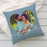 Almofada Amor em Script Slate Custom Heart Shapto<br><div class="desc">O design de travesseiro decorativo personalizado moderno e na moda apresenta uma foto favorita em uma grande forma cardíaca com um design de camada branca mínima de tipografia "Love" que inclui detalhes florescentes e cardíacos. A cor de fundo azul esverdeada de cinza pode ser modificada. Uma ideia de presente única...</div>