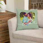 Almofada Amor no Coração Personalizado Verde em Script Foto<br><div class="desc">O design de travesseiro decorativo personalizado moderno e na moda apresenta uma foto favorita em uma grande forma cardíaca com um design de camada branca mínima de tipografia "Love" que inclui detalhes florescentes e cardíacos. A cor de fundo verde de louros de folha pode ser modificada. Uma ideia de presente...</div>
