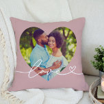Almofada Amor no Script Foto Personalizada de Coração Cor-d<br><div class="desc">O design de travesseiro decorativo personalizado moderno e na moda apresenta uma foto favorita em uma grande forma cardíaca com um design de camada branca mínima de tipografia "Love" que inclui detalhes florescentes e cardíacos. A cor de fundo rosa rosa poeirenta pode ser modificada. Uma ideia de presente única para...</div>