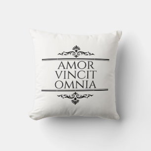 Almofada Amor Vincit Omnia - Adoro Conquistas Todos
