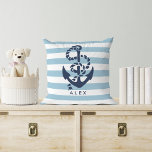 Almofada Âncora Náutica e Faixa Azul Personalizada<br><div class="desc">Design apresenta uma ilustração clássica da âncora azul do marinho e da corda em um fundo azul claro e de faixa branca. Personalize com um nome ou texto de sua escolha ou simplesmente exclua o texto de amostra para deixar o vazio. Perfeito para casas de praia, pátios de verão ou...</div>