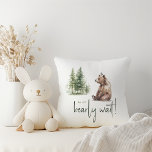 Almofada Animais Florestais Que Podemos Esperar<br><div class="desc">Apresentando os nossos animais florestais podemos esperar travesseiro decorativo - perfeito para uma celebração engraçada e caprichosa! Apresentando um tema moderno da floresta aquática com criaturas adoráveis como uma raposa, urso pardo, coelho e veado, é excelente para um chá neutro em termos de gênero. Essa design boêmica estabelece uma cena...</div>