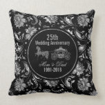 Almofada Aniversário de 25 - Black & Silver Damask<br><div class="desc">Damascos florais elegantes de prata metálicos personalizáveis no aniversário de 25 casamento sobre fundo negro</div>