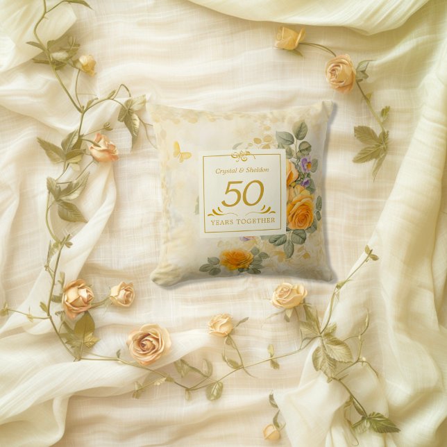 Almofada Aniversário de 50 anos de casamento Ouro e Rosas (Gold Yellow Roses 50th Anniversary gift Throw Pillow)