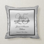 Almofada Aniversário de Casamento de 25 Negra e Silver<br><div class="desc">Belo travesseiro decorativo romântico, elegante e brilhante de 25 de Casamento de Aniversário. Com uma fina fenda de sequestro prateado sobre um fundo preto duplo de prata e solteiro. Este exemplo é para um 25 de Aniversário de Casamento Prateado, mas pode ser usado para qualquer evento. Todo texto, fonte e...</div>