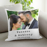 Almofada Aniversário de Casamento de Fotos Personalizado<br><div class="desc">Crie seu próprio presente de aniversário de casamento personalizado com fotos personalizadas,  nomes e data na tipografia da máquina de escrever.</div>