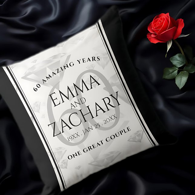 Almofada Aniversário de Casamento do Elegante 60º Diamond (EO 60th Wedding Anniversary Throw Pillow on Black Satin Cover Photo.)