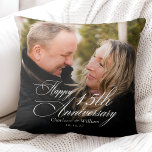 Almofada Aniversário de Casamento Personalizado<br><div class="desc">Celebre seu amor pelo nosso Travesseiro decorativo de aniversário personalizado de casamento,  com um design elegante com uma fotografia de casal e caligrafia. Esta simples e na moda faz um presente de aniversário de casamento,  perfeito para adicionar um toque personalizado à sua casa e acalmar suas memórias especiais!</div>