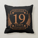Almofada Aniversário de casamento tradicional de Bronze, 19<br><div class="desc">Uma design para celebrar 19 anos de casamento. Este design tem um design de riso de bronze em fundo preto. Bronze é o presente tradicional para esta ocasião. O texto refere-se ao aniversário de 19 anos de bronze. Uma design romântica para celebrar o seu 19º ano de casamento. Se você...</div>