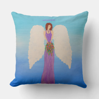 Almofada Anjo com vestido roxo segurando um buquê de primav