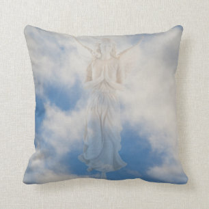 Almofada anjo no céu nebuloso do céu azul pelo amor cura