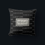 Almofada Ano de Graduação Nome Classe de Script Preto Branc<br><div class="desc">Travesseiro decorativo de graduação preto e branco com nome e ano. Clássico. Perfeito para caras e garotas.</div>