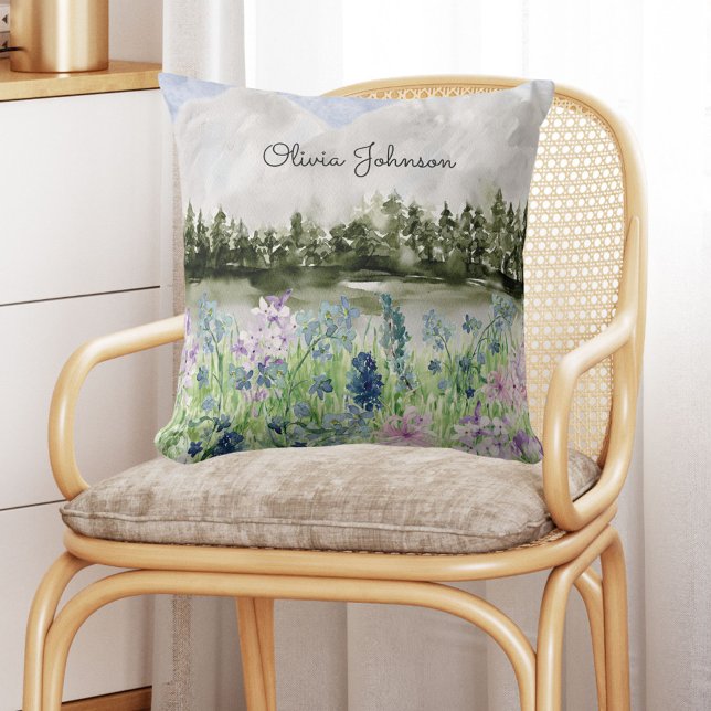 Almofada Aquarela de Flores Azuis Roxas com Monograma Prado (In situ on chair)