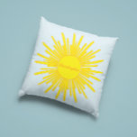Almofada Aqui Vem o Filho<br><div class="desc">Aqui vem o filho! Celebre a chegada de um bebê menino com este tema funky de sol e nuvens retrô.</div>