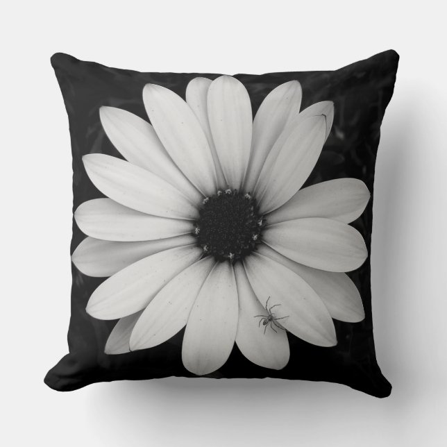 Almofada Aranha sobre Travesseiro decorativo preto e branco (Frente)