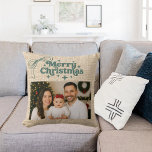 Almofada Arco de fotos de burlap, Beige, desenhado à mão<br><div class="desc">Uma pá bege com aspecto de fundo, texto verde e um arco desenhado à mão. Texto e foto. Feliz Natal é escrito com uma fonte de estilo retrô. Uma imagem de burlap, não é tecido burlap.</div>