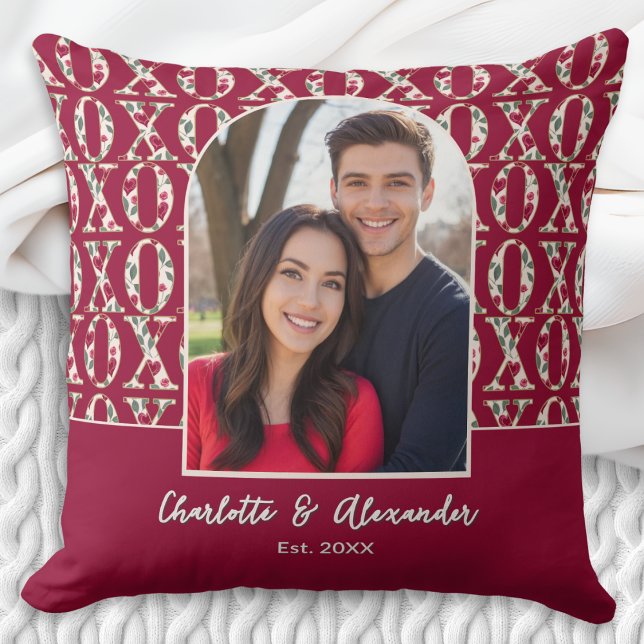 Almofada Arco de Fotos de Casal XOXO Padrão Personalizado (A personalized red throw pillow with custom couple photo in an arch frame, with names and est. date)
