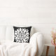 Almofada Arte bonito das pétalas da flor branca no preto (Couch)