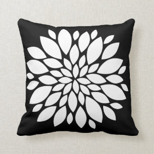 Almofada Arte bonito das pétalas da flor branca no preto