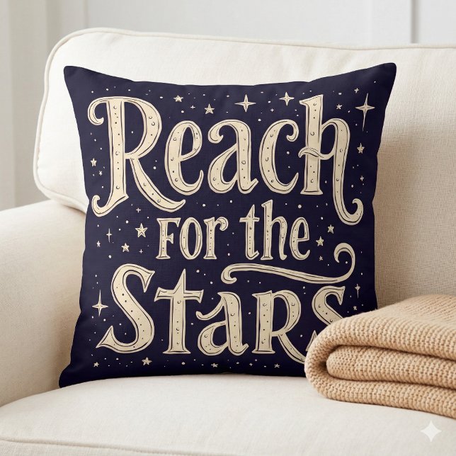 Almofada Arte de Tipografia Celestial Alcançar as Estrelas (Reach for the Stars Celestial Typography Art Throw Pillow Mockup A)