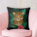 Almofada Arte Floral bonito de Leopardo-da-Selva | Preto |<br><div class="desc">Este travesseiro decorativo bonito apresenta um leopardo desenhado/pintado pela mão, com folhas tropicais da selva e uma flor de hibisco rosa brilhante sobre um fundo de cor personalizado (mostrado em preto). Um modelo de texto é incluído para facilitar a personalização. Moderno e colorido - faz um presente de excelente! *Trabalho...</div>