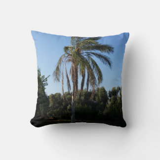 Almofada Árvore de Palma Balançando sob um Céu Limpo