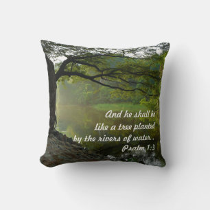 Almofada Árvore Plantada por Água, Salmo 1:3, Escritura