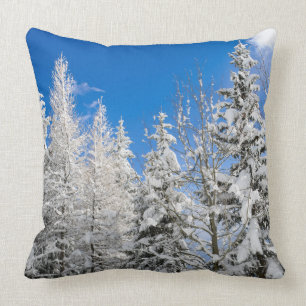 Almofada Árvores da neve sob um céu azul claro