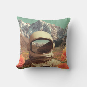 Almofada Astronauta Surrealista em Campo de Flores