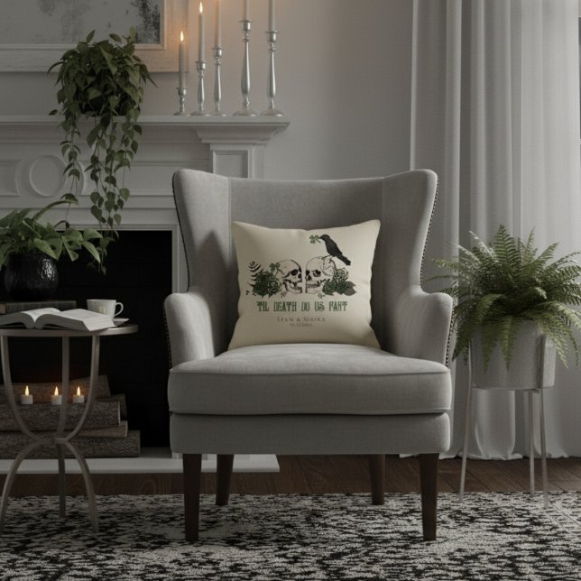 Almofada Até a Morte Dia de São Patrício Floral Caveira Gót (Gothic Irish 'Til Death Do Us Part White Pillow. Goth Illustration of 2 Skulls, Green Roses & Raven)