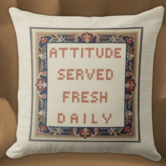 Almofada Atitude servida, bordada de Faux Funny Daily Funny (Attitude Served Fresh Daily Funny Witty Faux Needlepoint Pillow Neutral Colors Beige Background)