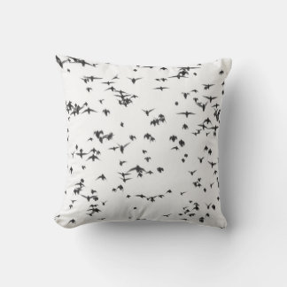 ALMOFADA AVES NEGROS VOANDO NO CÉU