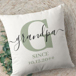 Almofada Avô Monograma Caligrafia Elegante Prata Verde<br><div class="desc">Travesseira personalizada para um novo avô ou avô de longa data, que você pode personalizar com a data em que ele se tornou avô. Este design minimalista moderno tem uma paleta de cores sutil em verde prata, preto e branco. Possui um monograma de avô, com a letra inicial G e...</div>
