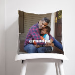 Almofada Avô | Sobreposição de texto boho com duas fotos<br><div class="desc">Este travesseiro simples e na moda para seu avô apresenta duas fotos pessoais de sua família, juntamente com a palavra "vovô" na tipografia moderna branca boho e um local para adicionar seus nomes e o ano atrás. O texto apresentado diz "nós te amamos tanto", mas você pode mudar essa frase....</div>