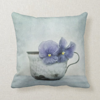 Almofada azuis do primavera com uma sugestão do amarelo