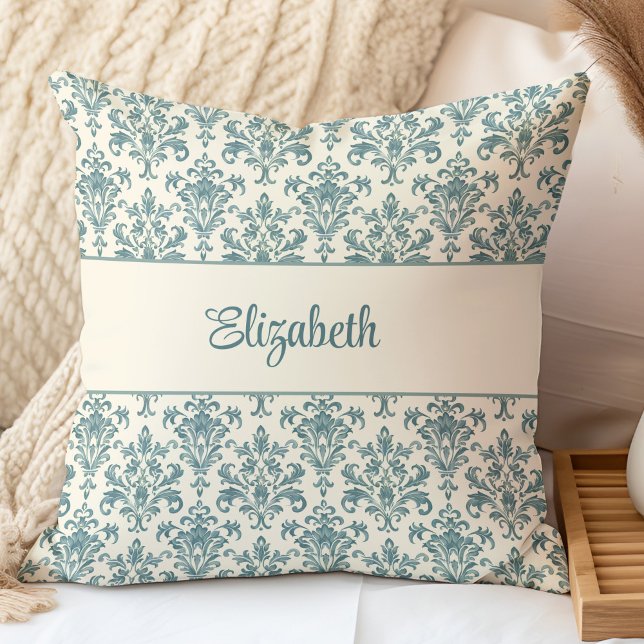 Almofada Azul e Cream Vintage Damask (Blue and Cream Vintage Damask Throw Pillow in a neutral boho bedroom.)