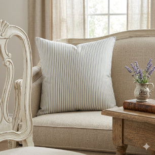 Almofada Azul Vintage e Listras de Creme no Estilo Francês