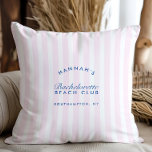 Almofada Bachelorette Azul, Cor-de-rosa e Marinho, retrô-mo<br><div class="desc">Adicione um toque de encanto retrorreflector à sua celebração de solteira com o Travesseiro decorativo personalizável Retro Modern Vintage Pink & Marinho Blue Bachelorette. O texto inteiro deste modelo é editável, permitindo que você o personalize para corresponder ao estilo e ao tema exclusivos de sua celebração. Projetado para complementar a...</div>