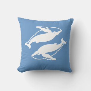 Almofada baleias brancas em travesseiro azul