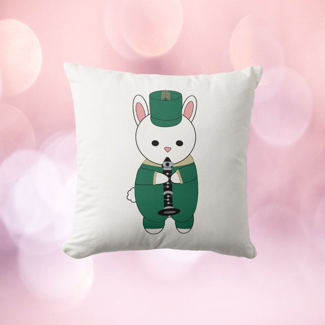 Almofada Banda Coelho Clarinet Marching Verde Dourado (A throw pillow with a rabbit playing the clarinet while wearing a green & gold marching band uniform)