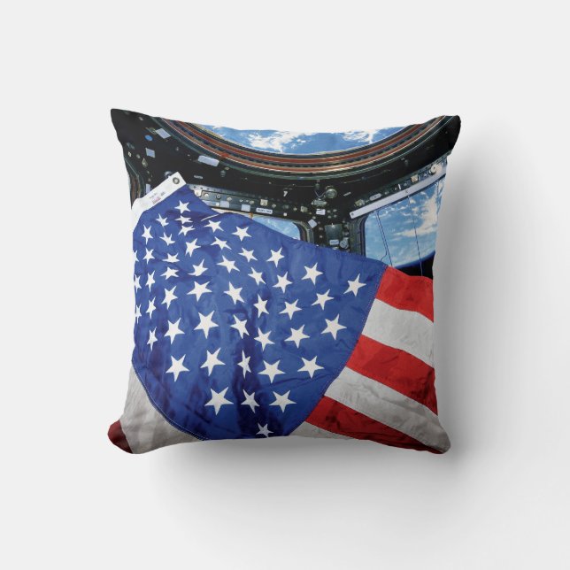 Almofada Bandeira Americana Estação Espacial Órbita da Terr (Frente)
