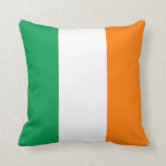 Almofada Bandeira de cor da Irlanda<br><div class="desc">design de vazio,  você pode adicionar seu próprio texto personalizado ou monograma. Cores da bandeira da Irlanda. Design do estilo do bloco de cores. Três cores. Três listras.</div>