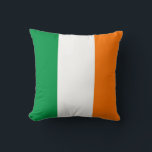 Almofada Bandeira Irlandesa no Travesseiro MoJo Americano<br><div class="desc">Elevem o vosso conforto e mostrem o vosso orgulho irlandês com o nosso travesseiro exclusivo MoJo, com a bandeira da Irlanda! Experimente o relaxamento máximo com nosso travesseiro MoJo, meticulosamente projetado para oferecer suporte e estilo inigualáveis. Cada travesseiro é adornado com a icônica bandeira tricolor da Irlanda, ostentando tons vibrantes...</div>