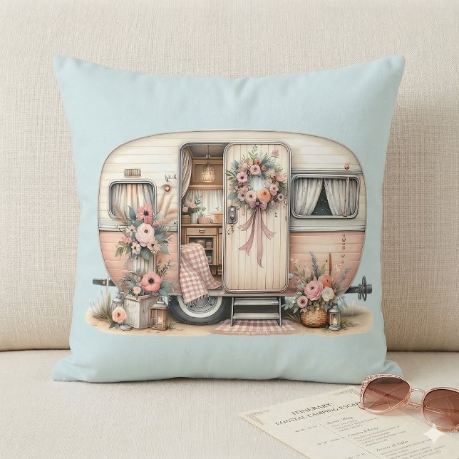 Almofada Barca Boho com Coroa de Flores & Pastéis Rosa (Boho Camper with Floral Wreath & Pastels Pink Throw Pillow On Sofa)