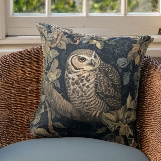 Almofada Barred Owl em uma Floresta Noturna William Morris  (Criador carregado)