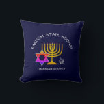 Almofada BARUCH ATAH ADONAI Hanukkah<br><div class="desc">BARUCH ATAH ADONAI Hanukkah Travesseiro decorativo. Design mostra um MENORAH dourado com uma ESTRELA multicolorido DE DAVID e cinza prateada DREIDEL. No topo há um texto curvo que diz BARUCH ATAH, ADONAI (Abençoado seja você, Ó Deus) e abaixo do texto lê-se HANUKKAH BLESSINGS. TODO O TEXTO É PERSONALIZÁVEL, para que...</div>