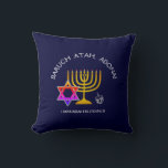 Almofada BARUCH ATAH ADONAI Hanukkah<br><div class="desc">BARUCH ATAH ADONAI Hanukkah Travesseiro decorativo. Design mostra um MENORAH dourado com uma ESTRELA multicolorido DE DAVID e cinza prateada DREIDEL. No topo há um texto curvo que diz BARUCH ATAH, ADONAI (Abençoado seja você, Ó Deus) e abaixo do texto lê-se HANUKKAH BLESSINGS. TODO O TEXTO É PERSONALIZÁVEL, para que...</div>